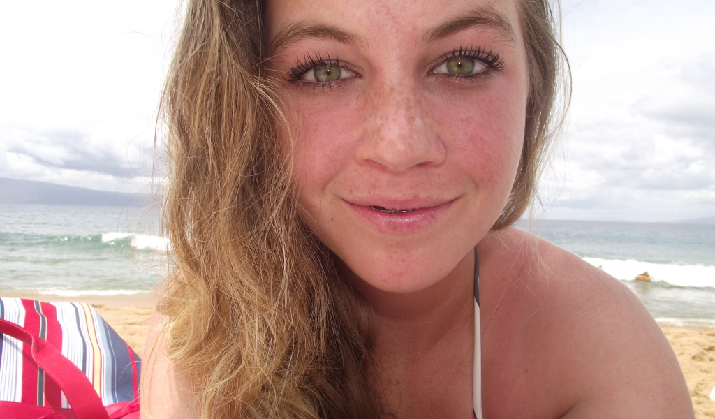 Девушка с веснушками на пляже