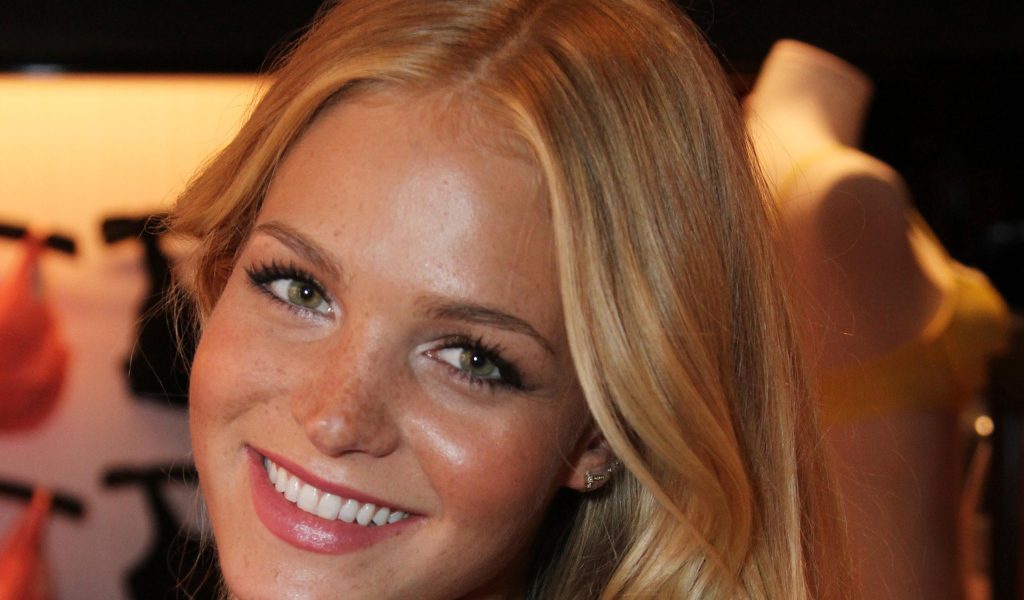 Девушка с веснушками улыбается