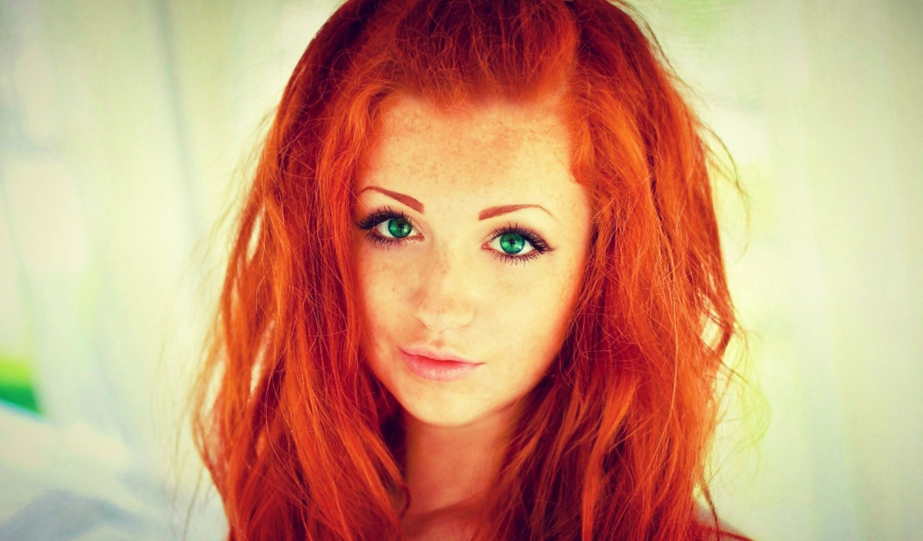 Рыжеволосая зеленоглазая девушка