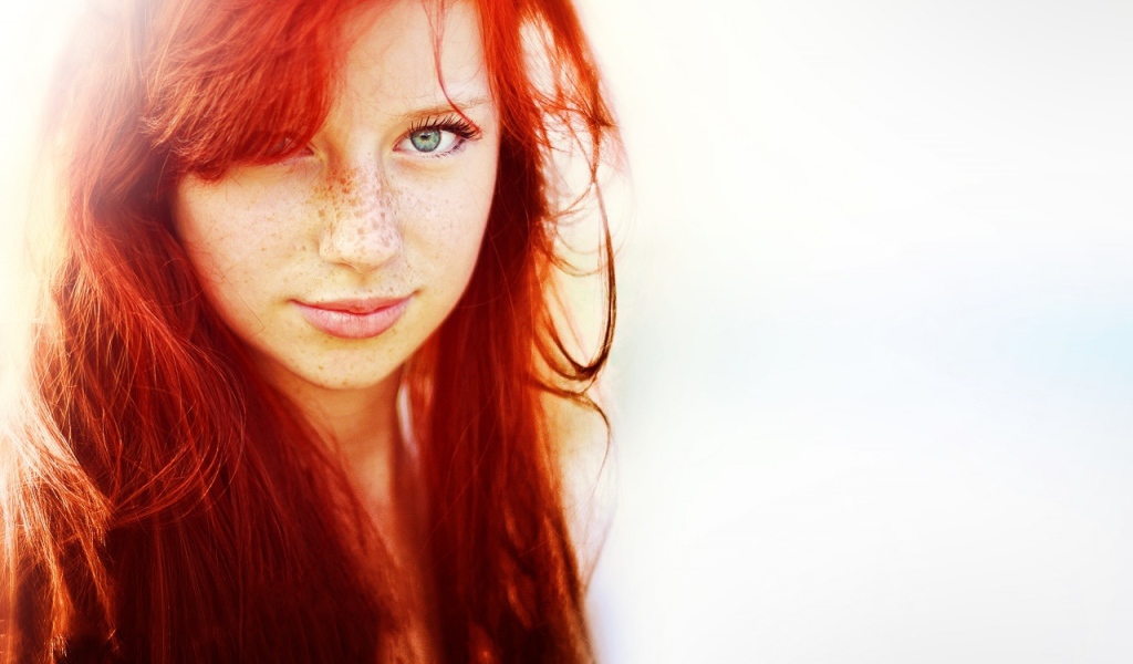 Сияющая девушка с веснушками