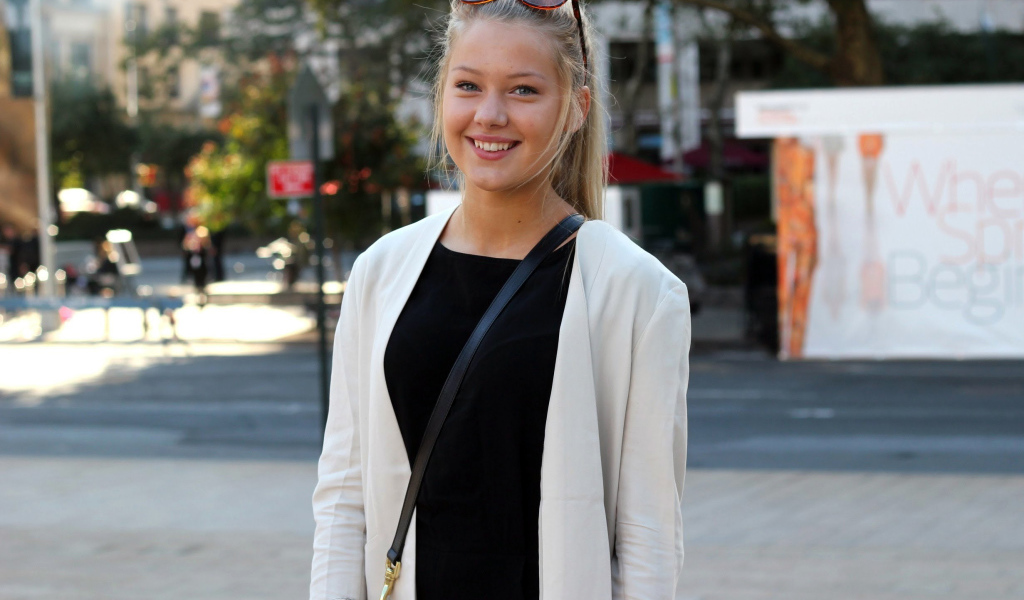 Улыбчивая девушка на улице