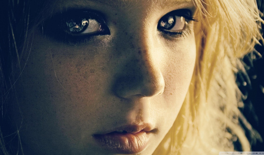 Завораживающие глаза у девушки с веснушками