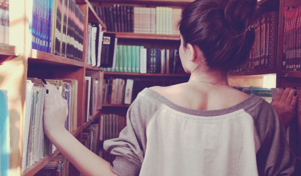 Девушка в библиотеке