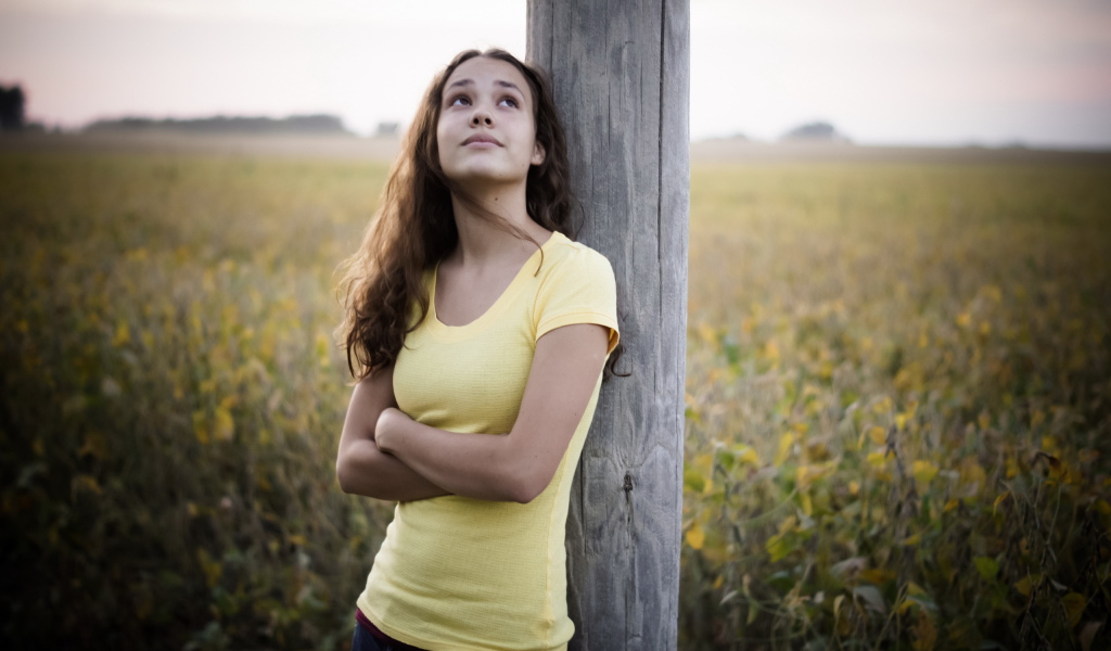 Девушка в желтой футболке