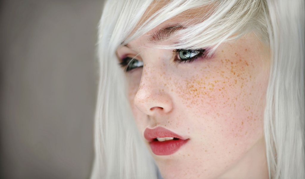 Беловолосая девушка с веснушками