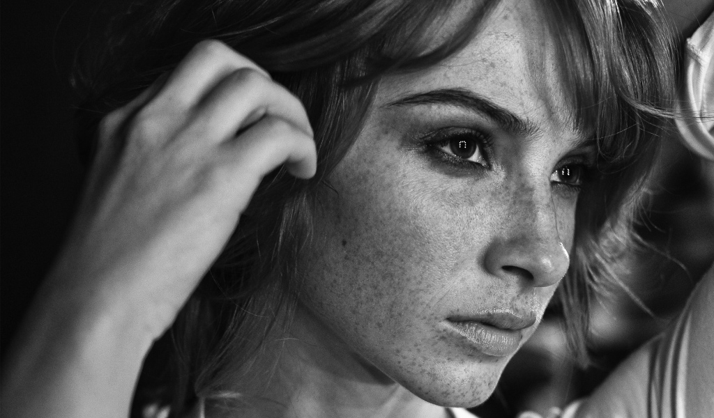 Задумчивая девушка с веснушками