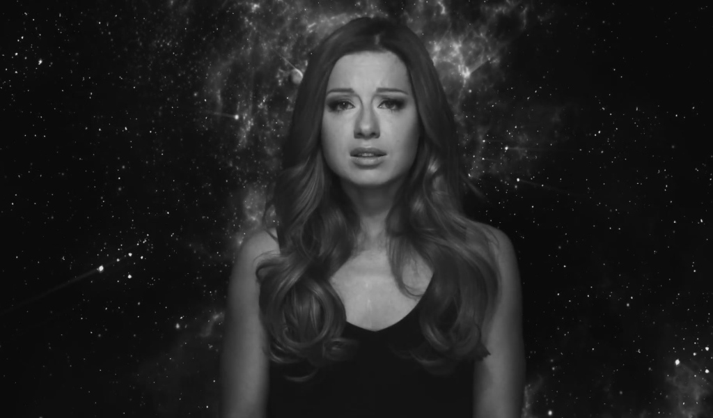 Красивая актриса Юлия Савичева