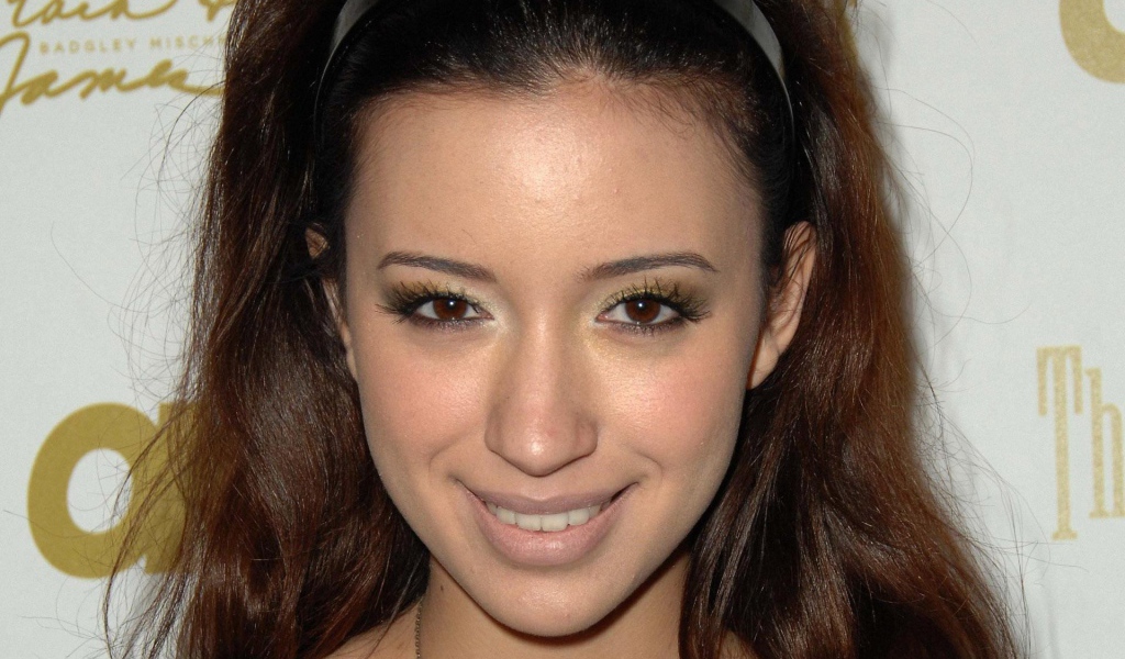 Очаровательная Кристиан Серратос