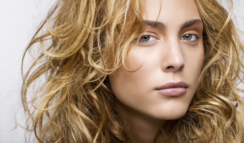 Популярная актриса Нора Арнезедер