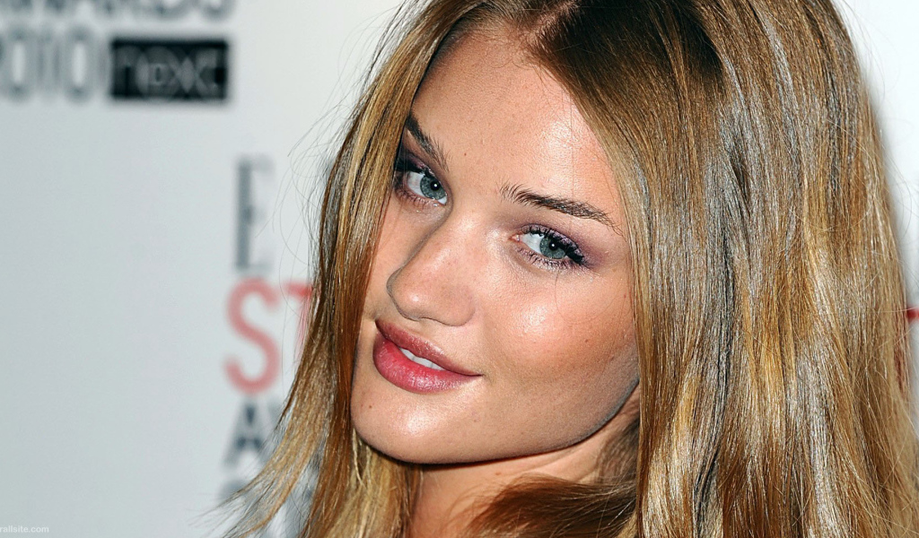 Популярная модель Роузи Хантингтон-Уайтли