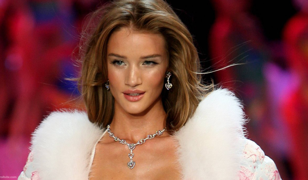 Известная звезда Роузи Хантингтон-Уайтли