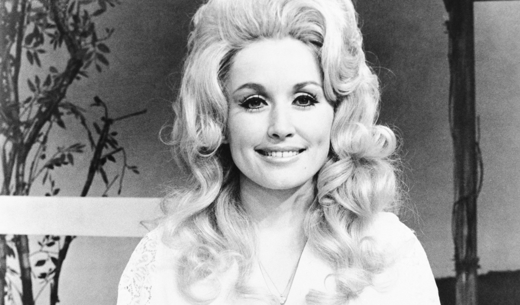 Красивая Долли Партон