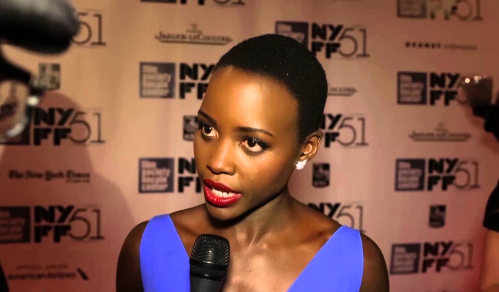 Красивая актриса Лупита Нионго