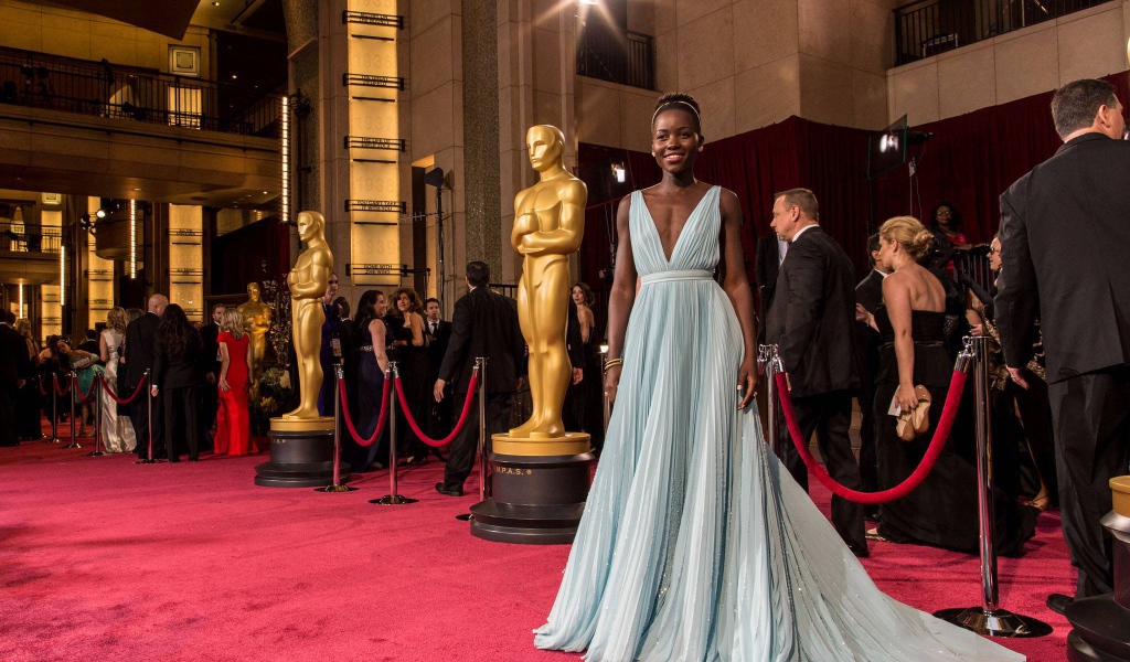 Очаровательная актриса Лупита Нионго