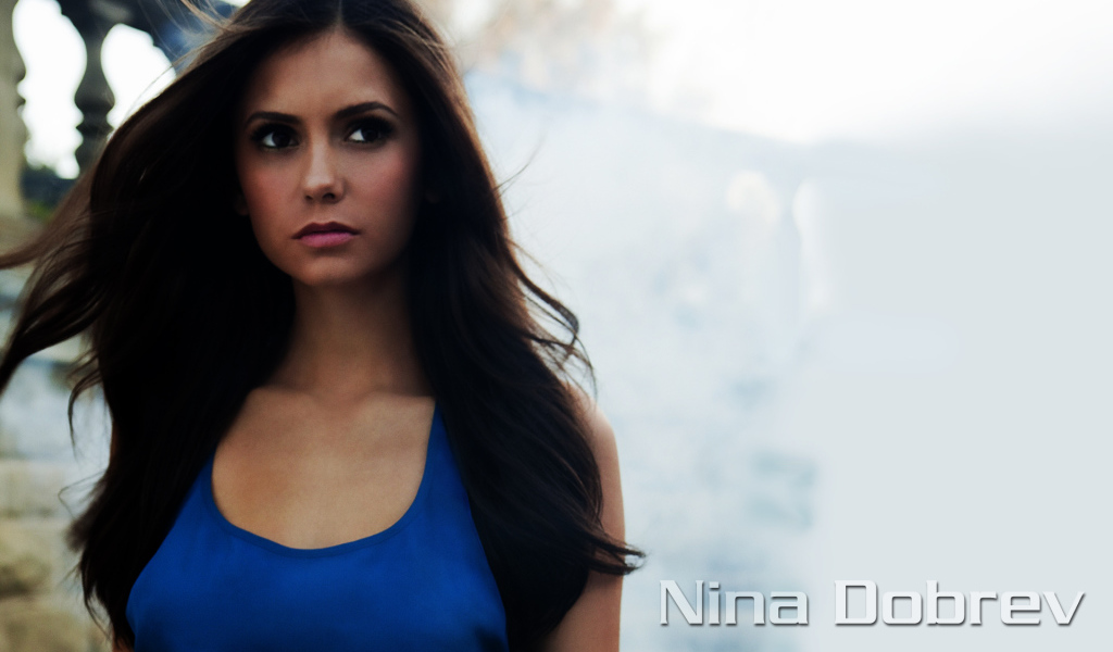  Нина Добрев