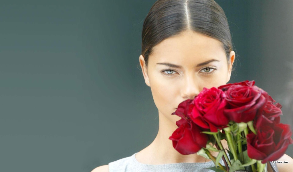 Адриана с букетом роз