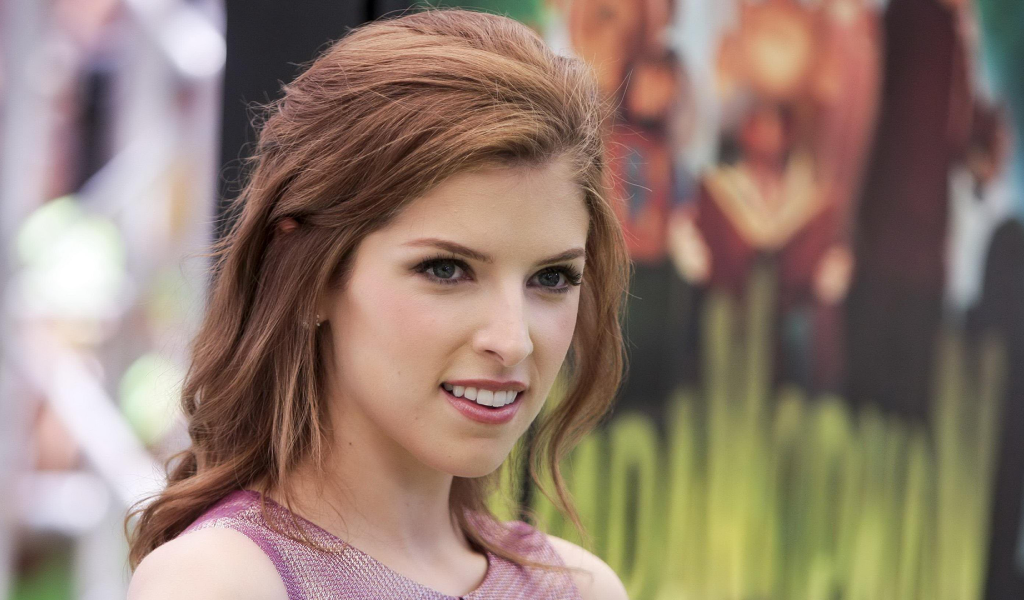 Анна улыбается