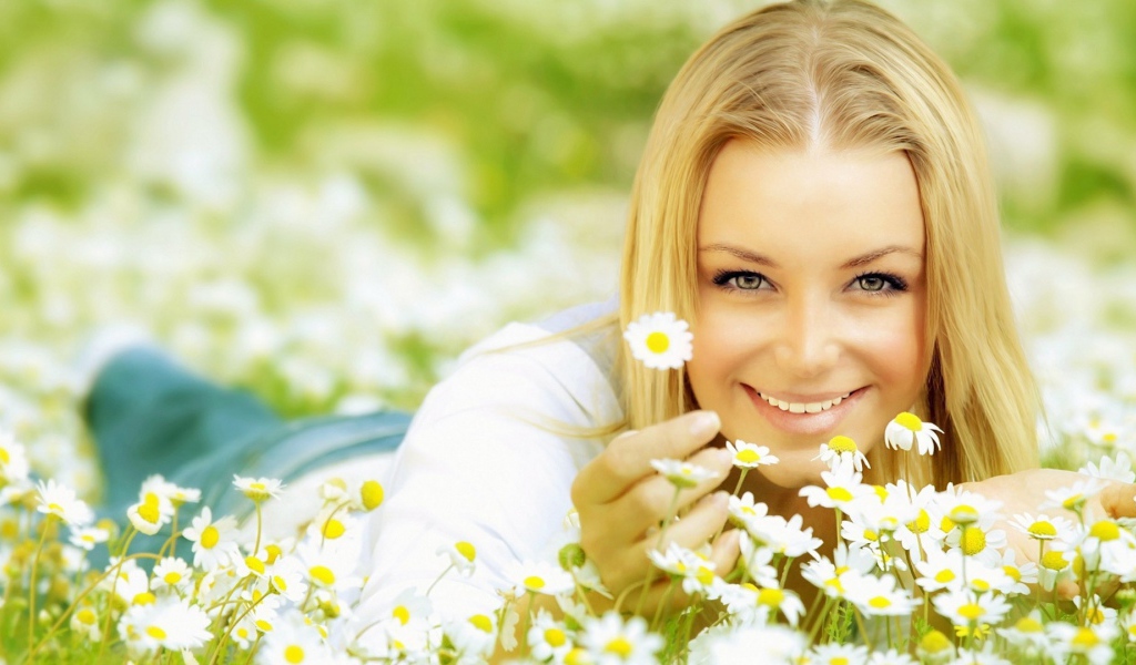 Блондинка с ромашками