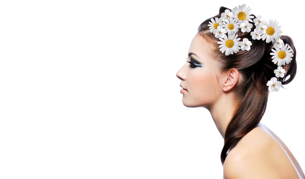 Брюнетка с ромашками в волосах