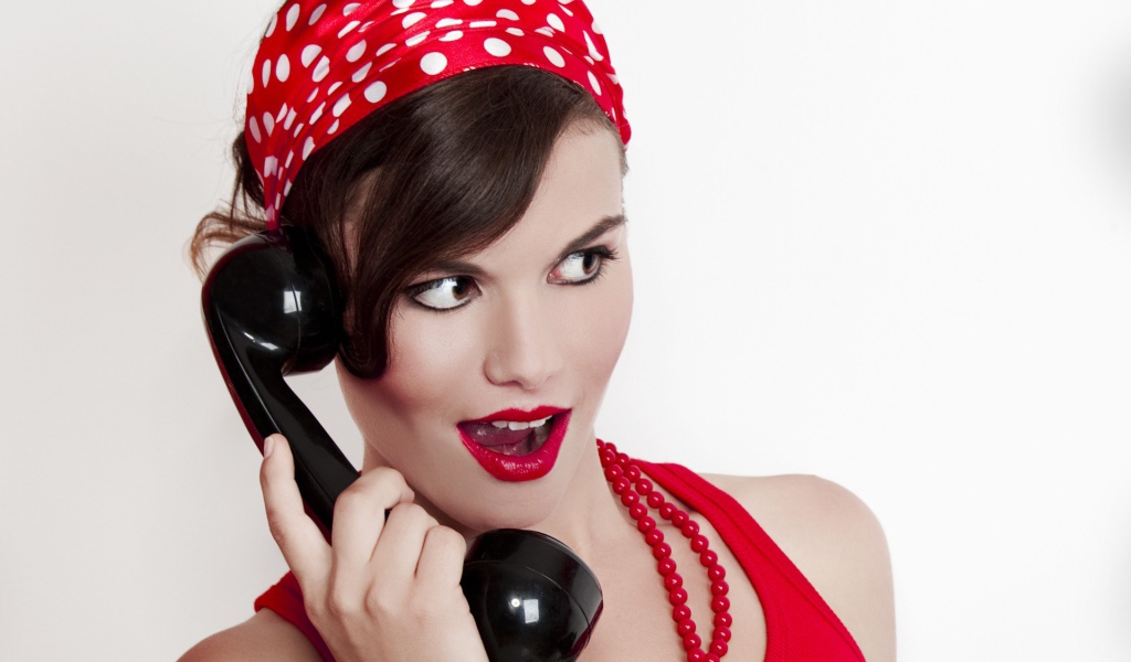 Брюнетка с телефоном