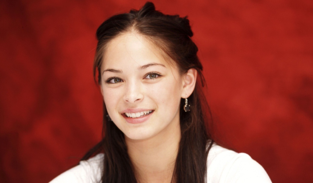 Кристин с приятной улыбкой