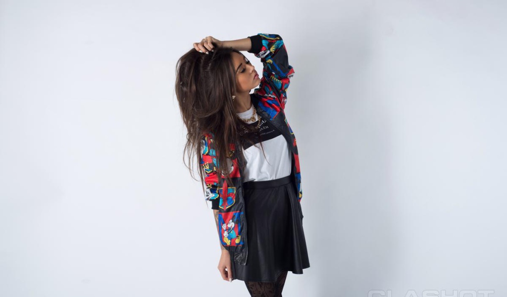 Диана Мелисон на белом фоне 