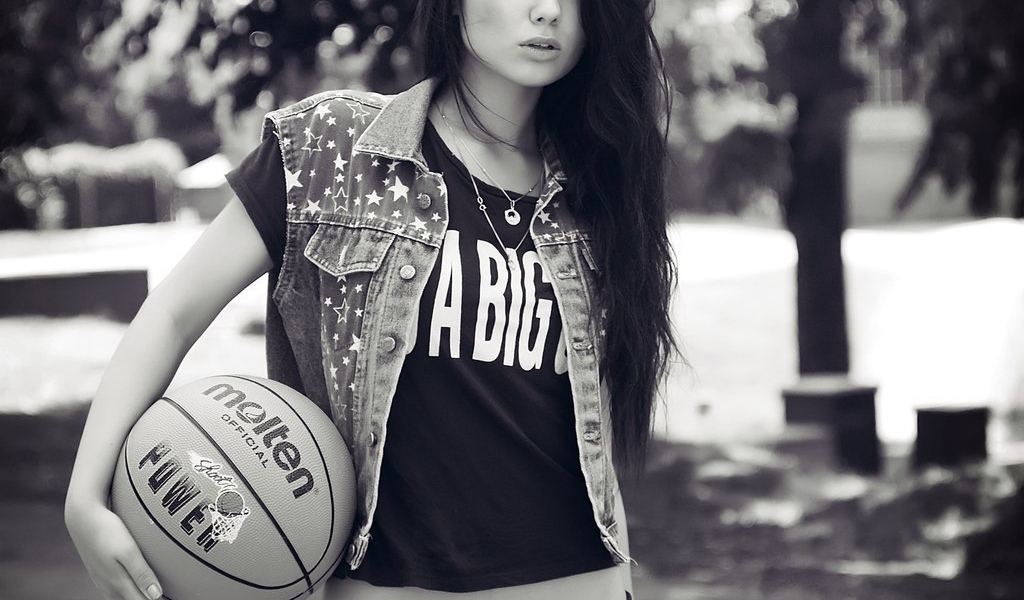 Диана Мелисон с мячом 