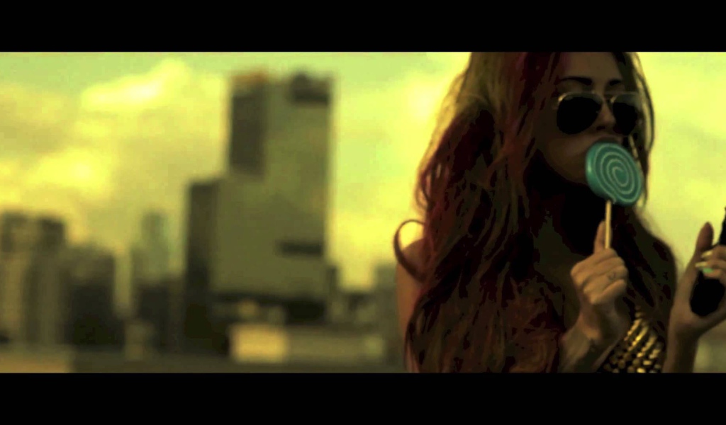 Диана Мелисон с леденцом