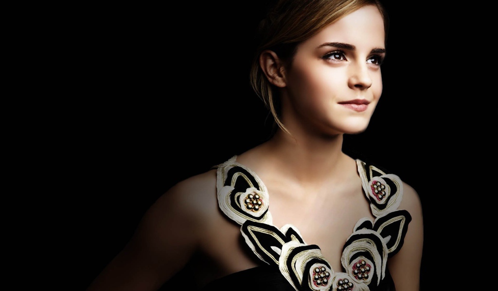 Эмма на черном фоне