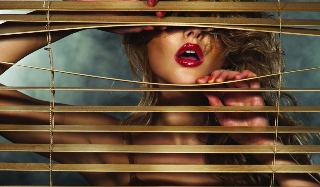 Девушка и жалюзи