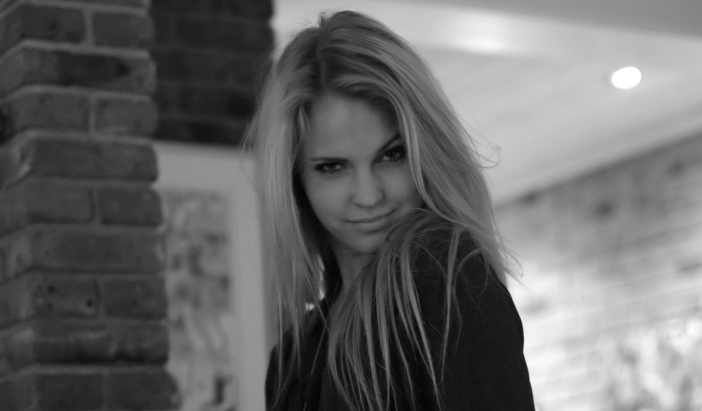 Девушка в черно белых тонах