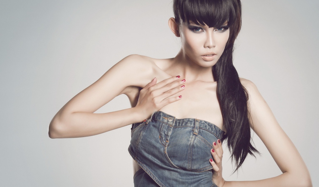 Девушка в джинсовом костюме