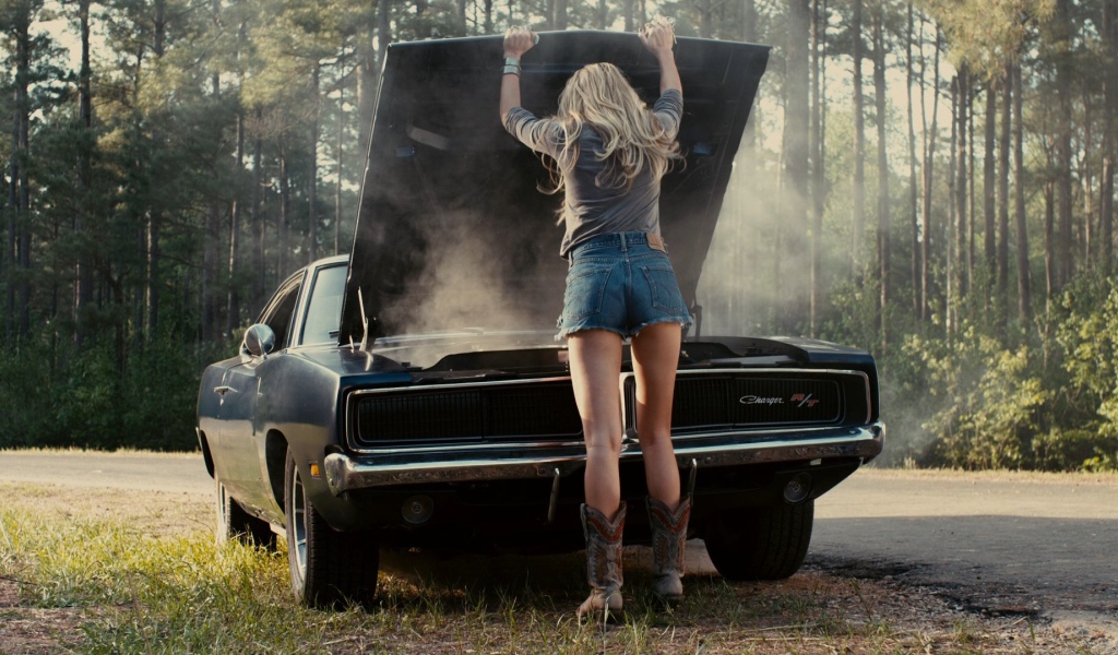 Девушка со сломанной машиной