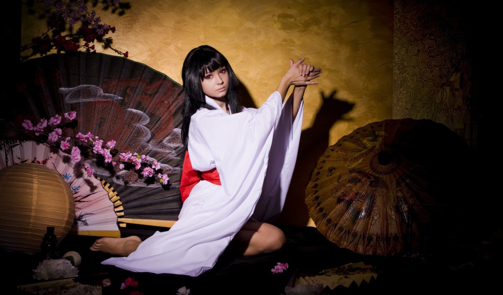 Японка показывает фигуру в театре теней