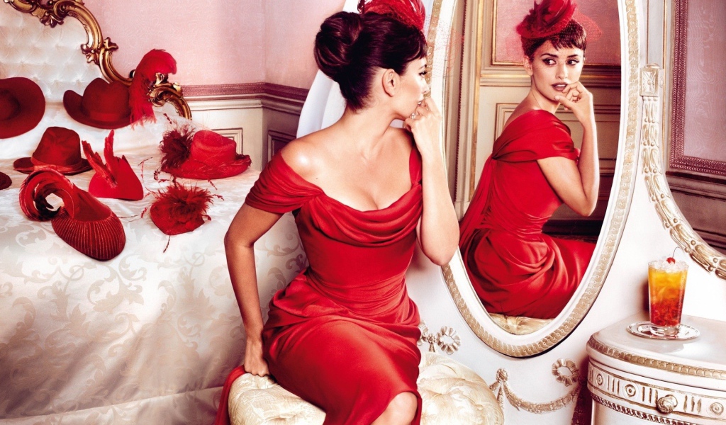 Пенелопа Круз у зеркала