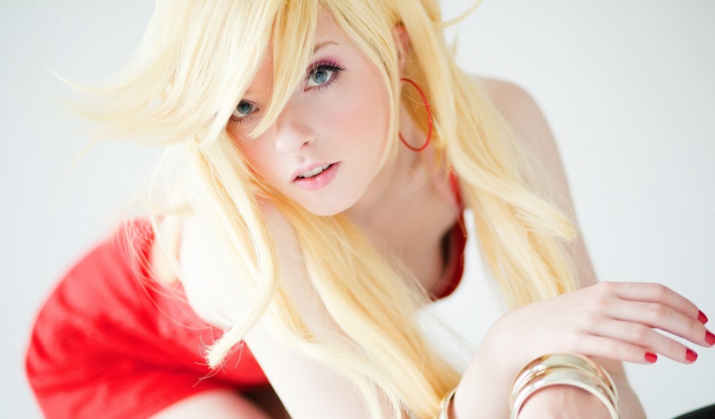 Портрет блондинки с серьгами