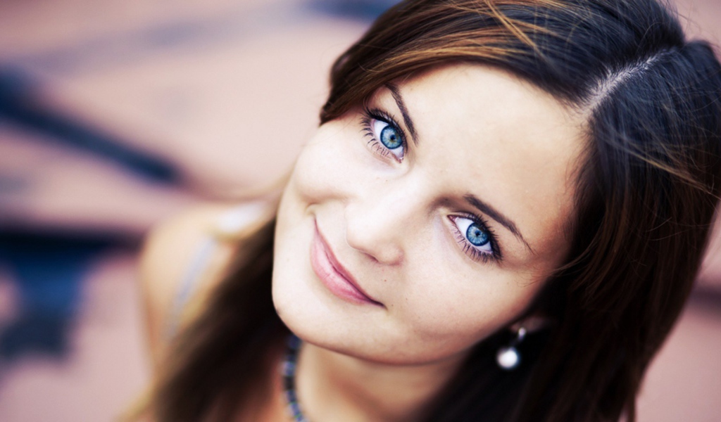 Портрет девушки с голубыми глазами