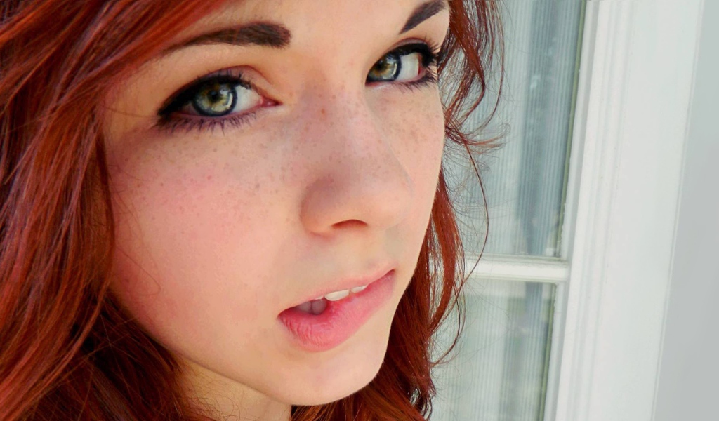 Портрет красивой рыжей девушки