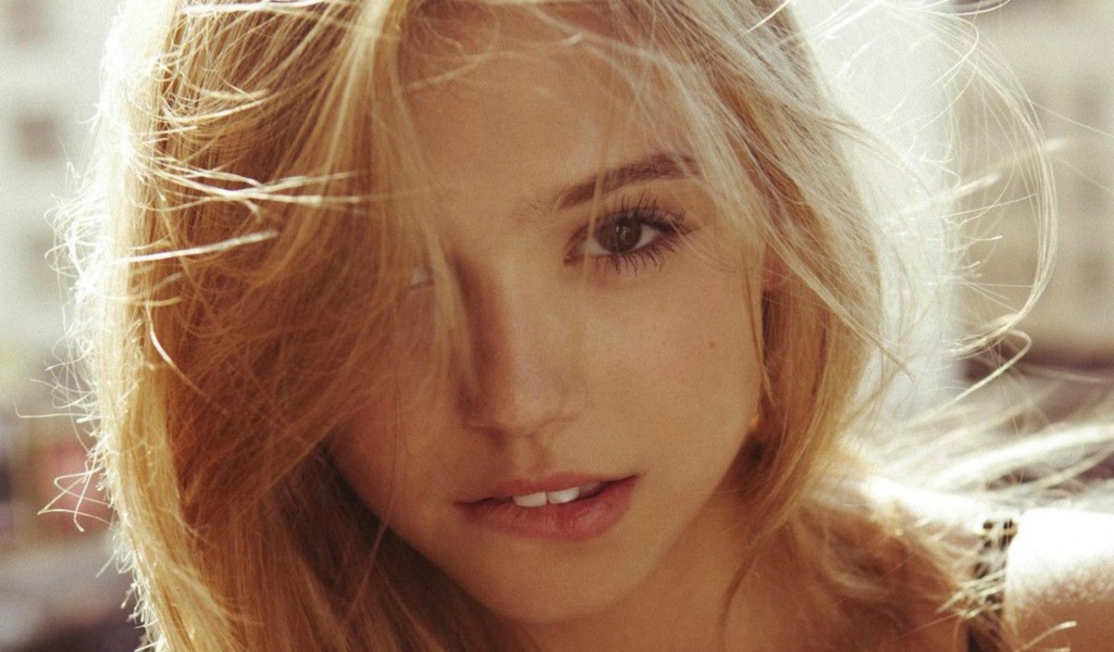 Милая блондинка