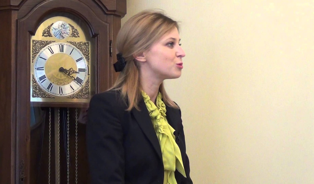 Прокурор Наталья Поклонская у часов