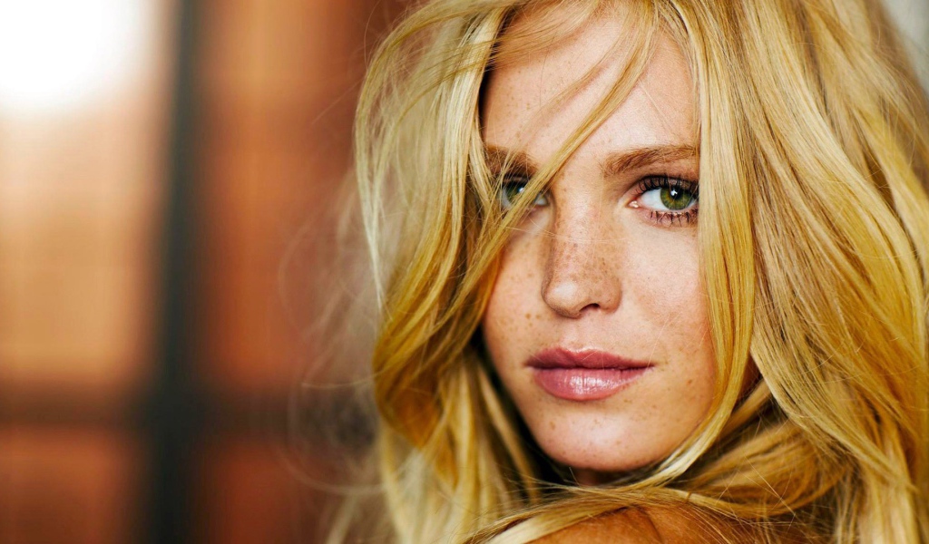 Рыжая девушка