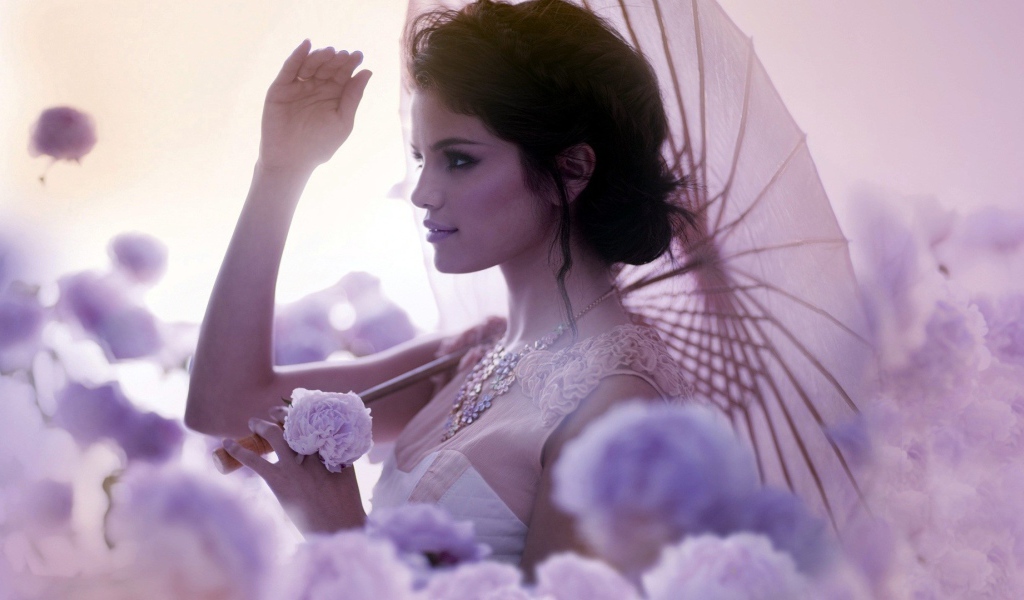 Селена Гомез с зонтиком