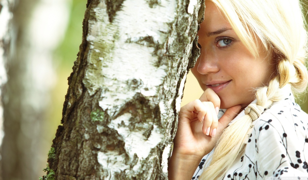 Блондинка у березы