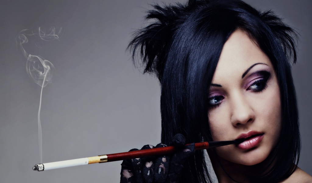 Девушка курит сигарету