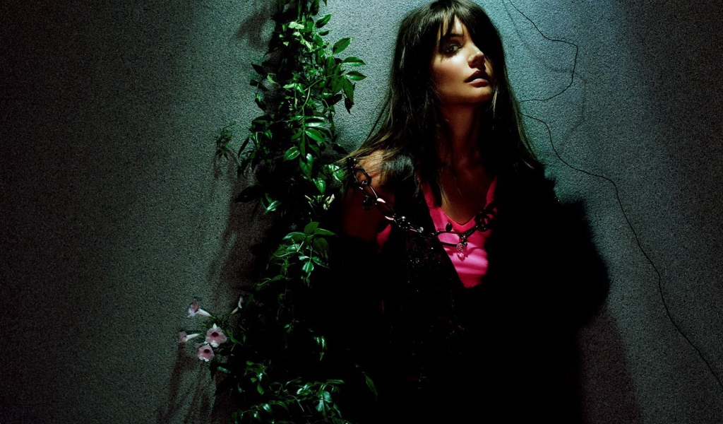 Женщина у стены