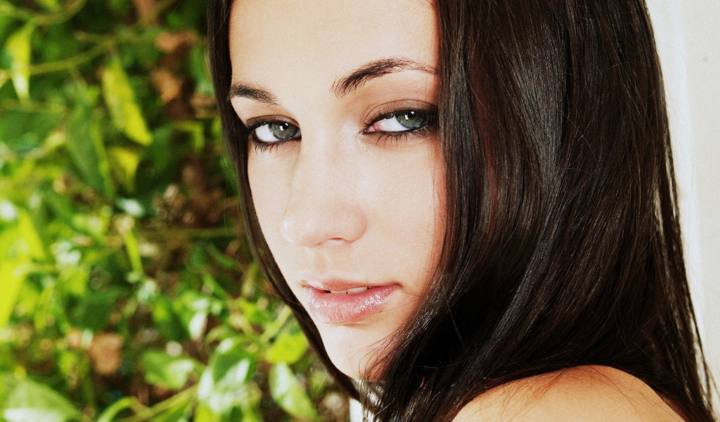Лицо брюнетки 
