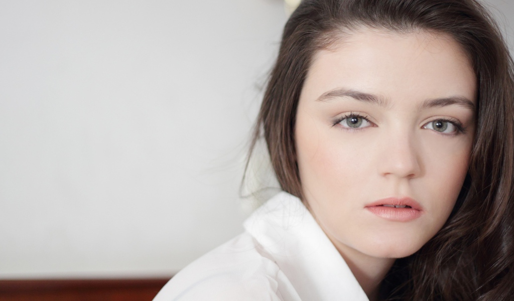 Женщина с серыми глазами