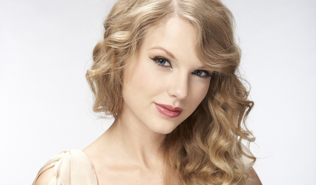 Блондинка Тейлор Свифт