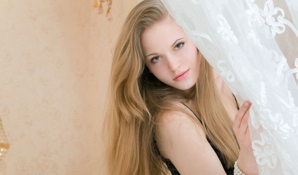 Блондинка за шторой