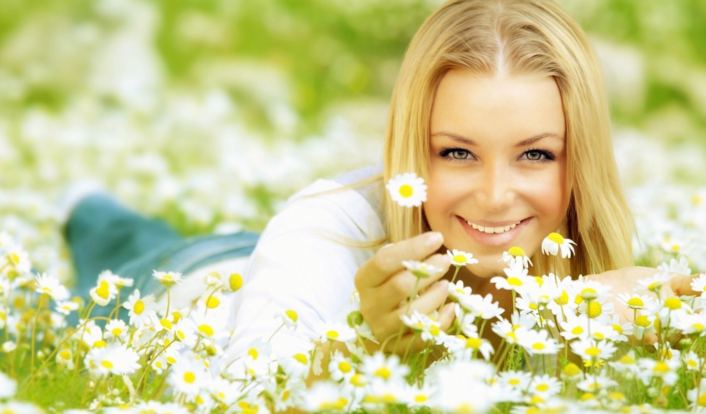 Блондинка в ромашках